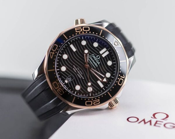 OMEGA SEA MASTER DIVER 300M CO-AXIAL MASTER CHRONOMETER 42MM BLACK & GOLD DIAL RUBBER STRAP - Image 3