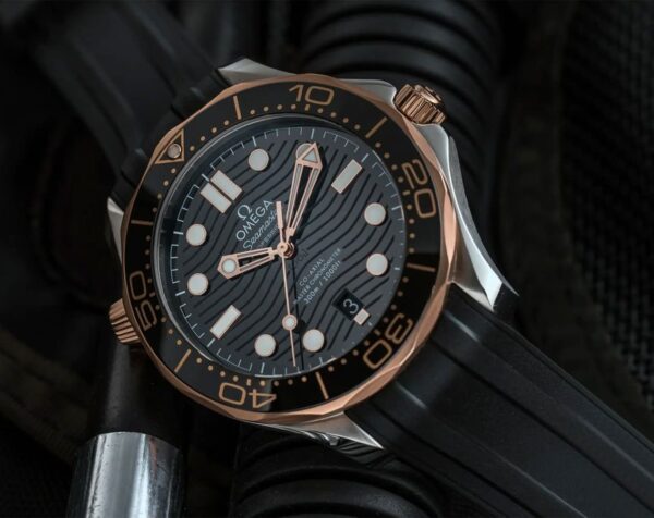 OMEGA SEA MASTER DIVER 300M CO-AXIAL MASTER CHRONOMETER 42MM BLACK & GOLD DIAL RUBBER STRAP - Image 5