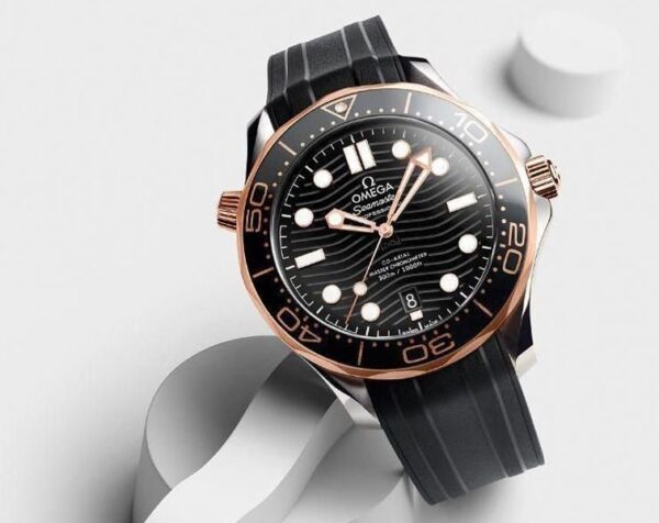 OMEGA SEA MASTER DIVER 300M CO-AXIAL MASTER CHRONOMETER 42MM BLACK & GOLD DIAL RUBBER STRAP - Image 4